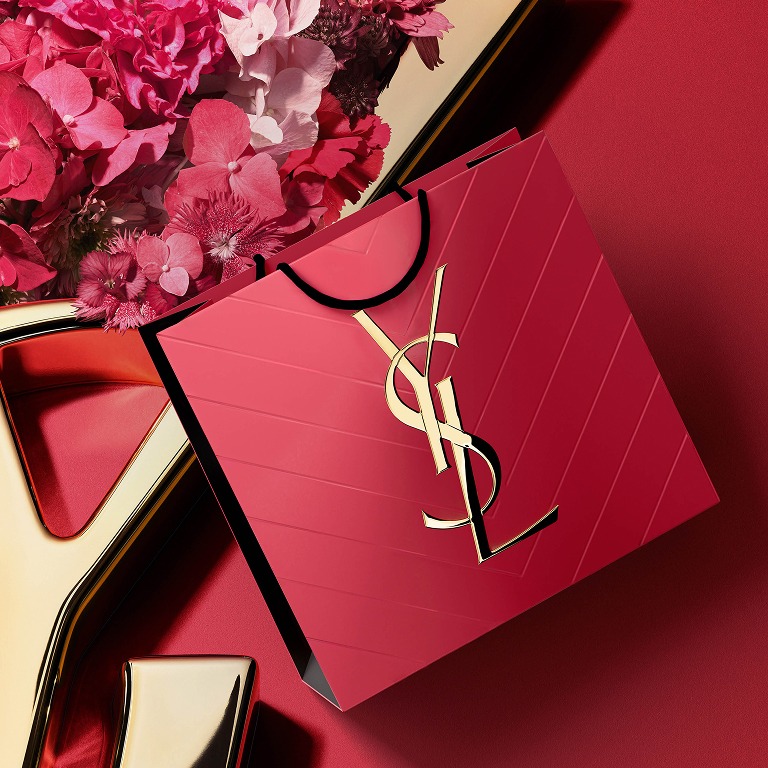 YSL Beauty pink shopping bag, golden
Cassandre logo, textured, amidst vibrant pink
florals. Mother's Day elegance